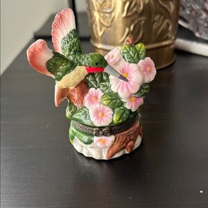 Hummingbird hinge box